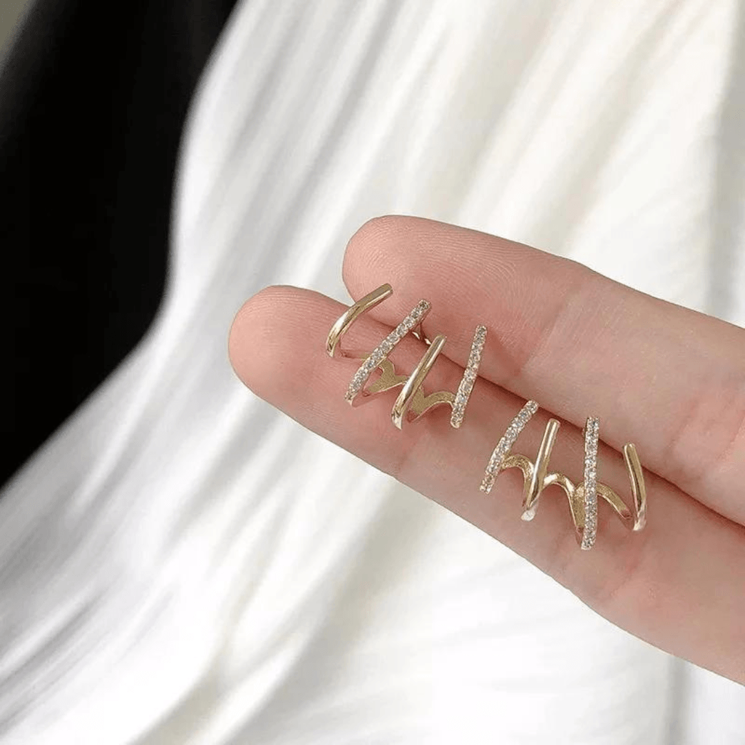 Ear ring design gold jewellery india Stock Photo - Alamy